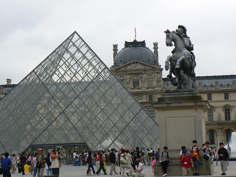 Le Louvre: pyramide du louvre 024